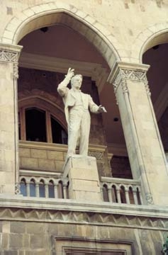 Niyazi Statue - Akhundov Library