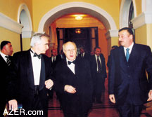 From left to right: Minister of Culture Polad Bulbuloghlu, cellist Mstislav Rostropovich, President of Azerbaijan Ilham Aliyev. 
