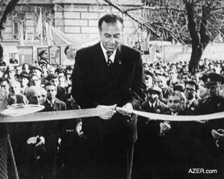 Heydar Aliyev, as First Secretary of the Central Committee of the Azerbaijani Communist Party, was instrumental at the opening ceremony of the Narimanov Memorial Home Museum in 1977. Photo: National archives of Azerbaijan.  
